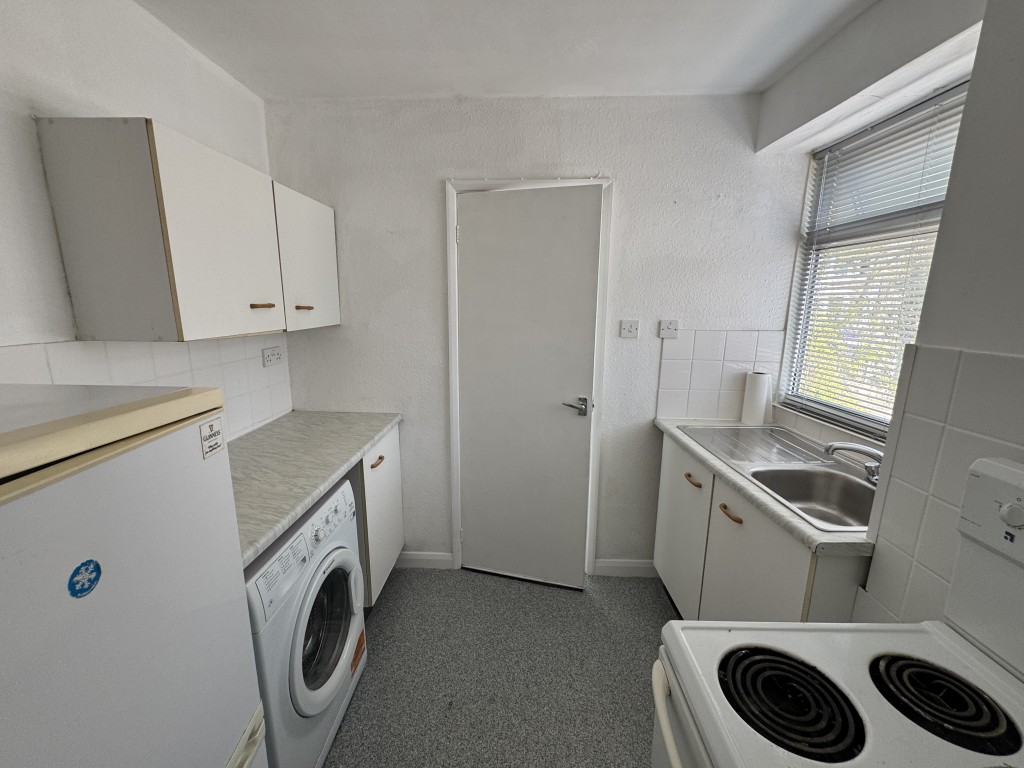 Lot: 68 - MIXED USE INVESTMENT CLOSE TO THE TOWN CENTRE - Second floor flat kitchen
